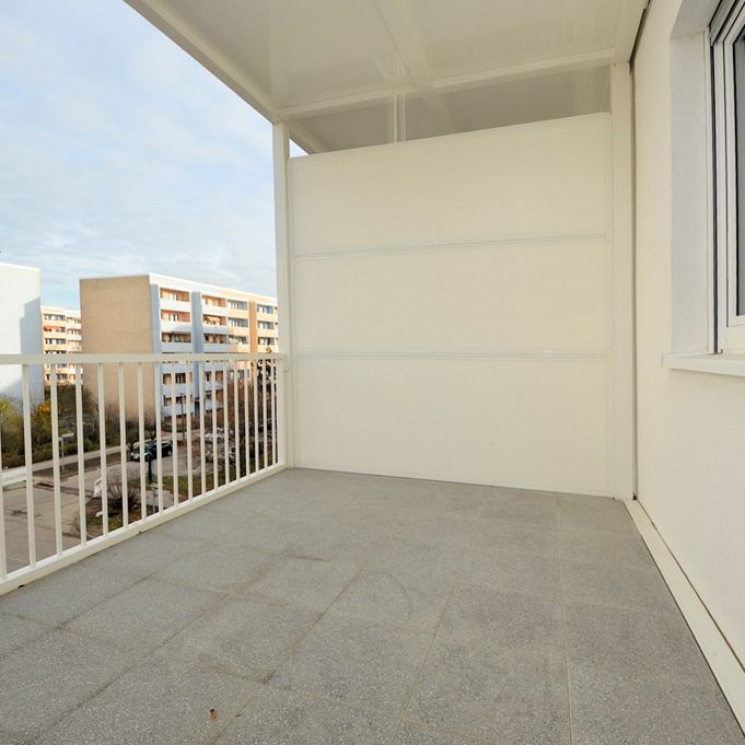 KOMFORTABEL WOHNEN - MIT AUFZUG, BALKON, FUSSBODENHEIZUNG UND EINBAUKÜCHE - Foto 1