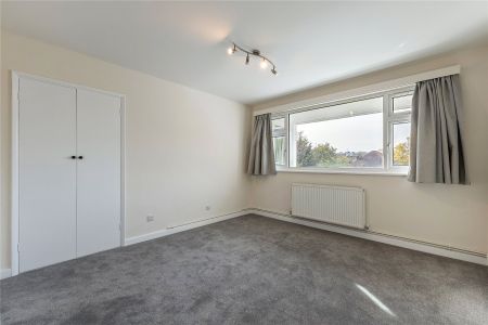 Chesterfield Court, Cranes Park, Surbiton, Surrey, KT5 flat to rent - Photo 3