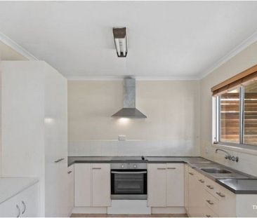 IMMACULATE | SPACIOUS 3 BEDROOM HOME + HOME OFFICE - Photo 5