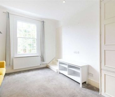 Studio apartment situated in this handsome period building, located... - Photo 3