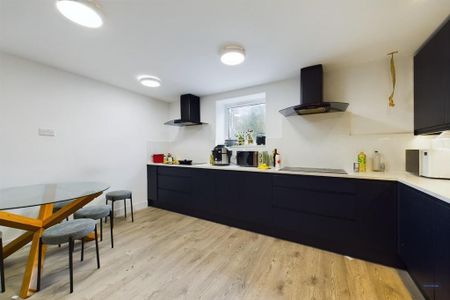 1 bedroom in a house share to rent - Photo 2