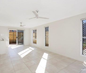 3 BED, A/C, MINUTES TO GATEWAY Large living space unit, gas cooktop... - Photo 5