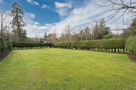 A charming first floor two bedroom apartment in Ascot. - Photo 3