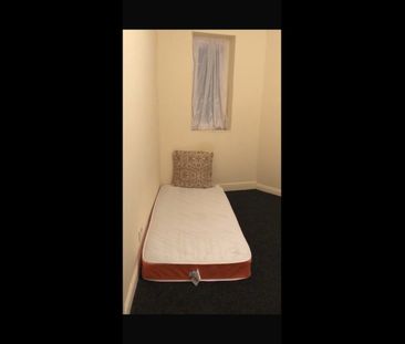 Room in a Shared House, Longbridge Road, RM8 - Photo 1