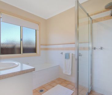 COMFORTABLE FAMILY HOME - Photo 6