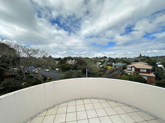 Three level House in Epsom Double Grammar Zone - Photo 1