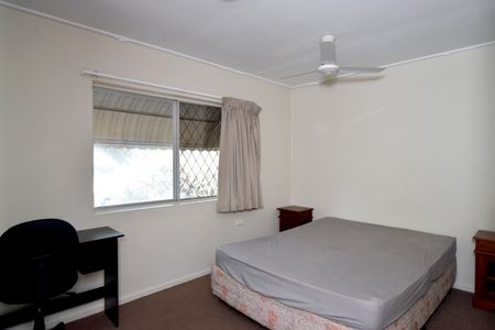 SPECIAL OFFER - SELF CONTAINED APARTMENT - GLADSTONE CBD - Photo 3