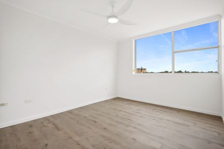 Freshly Renovated Two Bedroom Unit in the Heart of Cronulla - Photo 3