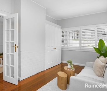 Charming Cottage Style Home! - Photo 6