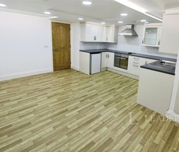 3 bedroom flat to rent - Photo 6