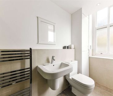 A very good first floor one bedroom flat with high ceilings. - Photo 1