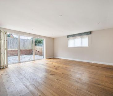 4 bedroom end of terrace house to rent - Photo 1