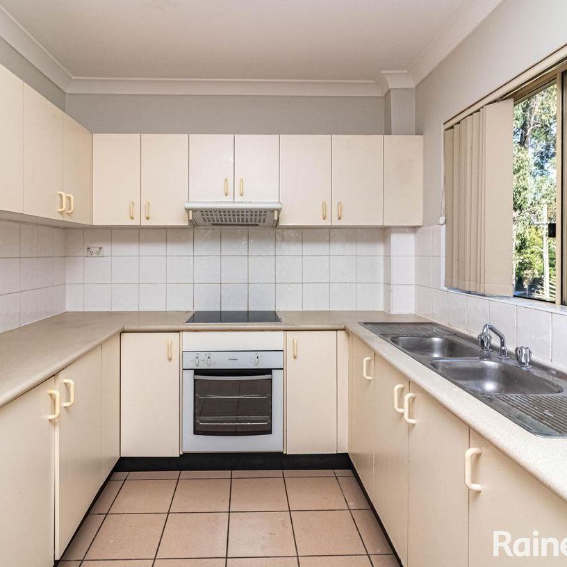 Well Presented 2 Bedroom Unit in a Central Location! - Photo 2