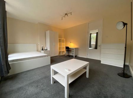 4 bedroom flat share to rent - Photo 3