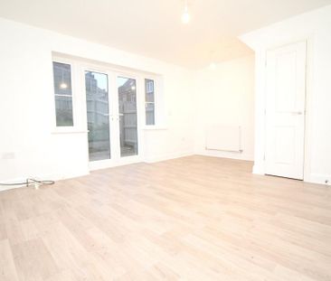 3 bedroom end of terrace house to rent - Photo 3