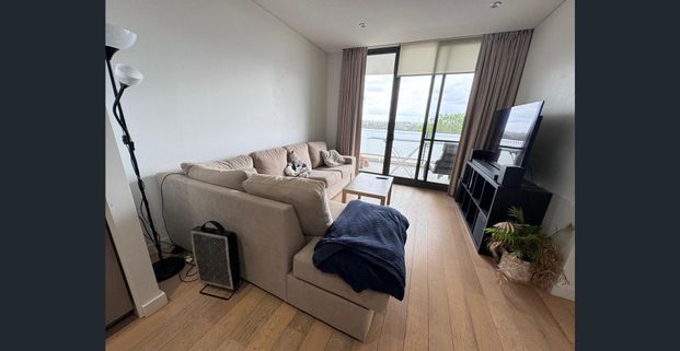 Stylish 1-Bedroom Apartment with Parking | Close to Train, Ferry & Shops - Photo 1