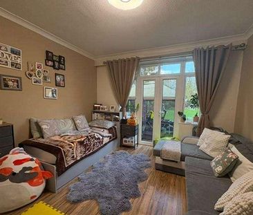 Hanworth Park, Feltham, TW13 - Photo 4