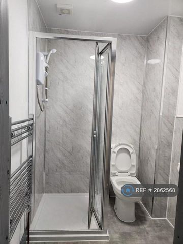 1 bedroom in a house share to rent - Photo 5