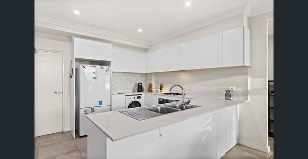 Large 3 Bedroom Apartment With 2 Carspaces - Photo 1