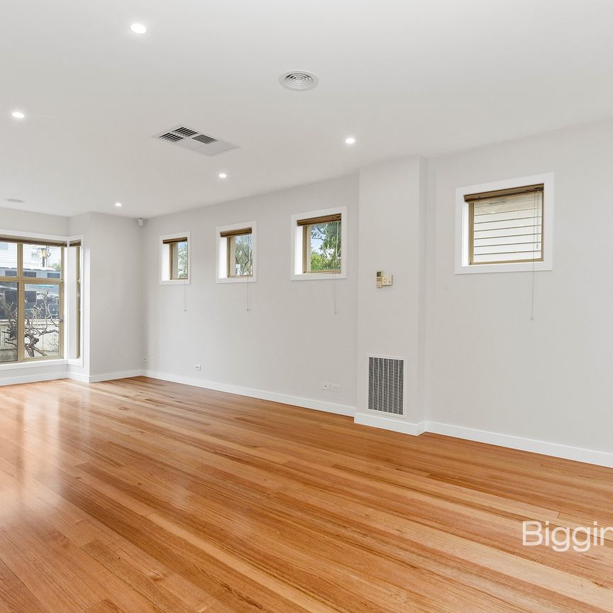 Perfect Two Bedroom Newport Townhouse - Photo 1