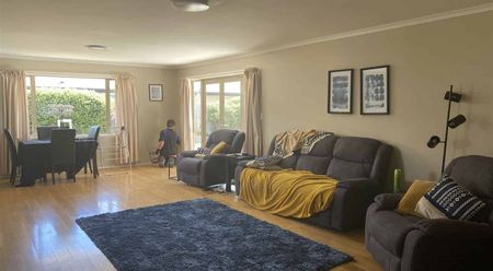 Spacious 4-Bedroom House in Prime Belfast Location - Photo 4