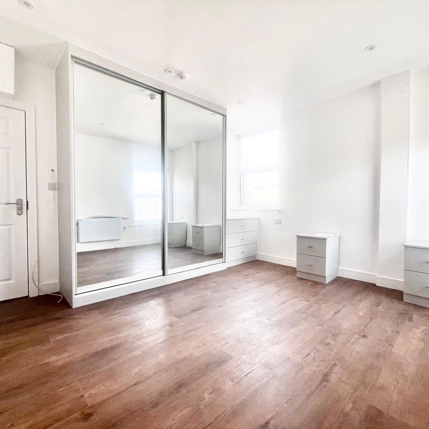 Hanworth Road, Hounslow, TW3 3TU - Photo 1