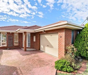 Bright and spacious, three bedroom residence in quiet court location - Photo 1