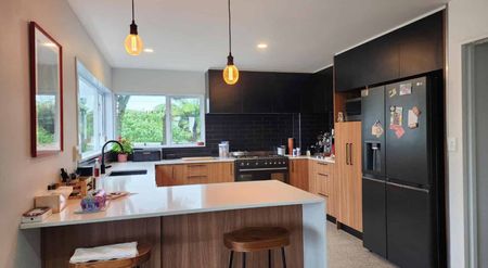 Charming Family Oasis Overlooking Barrett's Lagoon - Photo 4