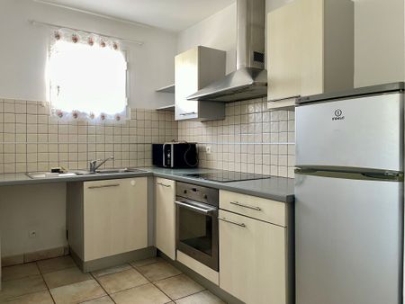 Location Appartement 2 pièces 47m² ST PIERRE 97410 - Photo 3