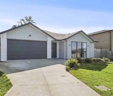 5 Bedroom 3 Bathroom in Red Beach - Photo 1