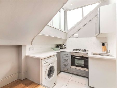 A two bedroom flat in the heart of Earls Court. - Photo 5