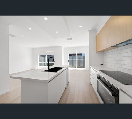 8 Sultana Street, Fraser Rise, Vic 3336 - Photo 2