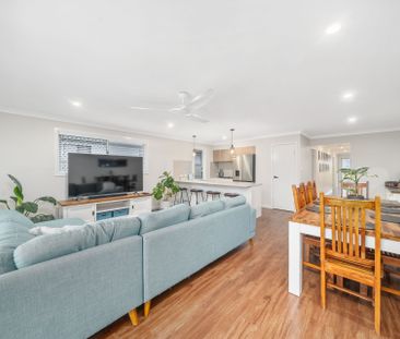 Cosy 5 Bedroom Nestled in the highly sought-after North Harbour Com... - Photo 1