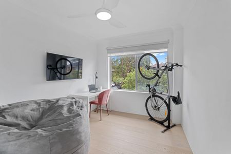 Renovated Split-Level Townhouse With Parking! - Photo 3