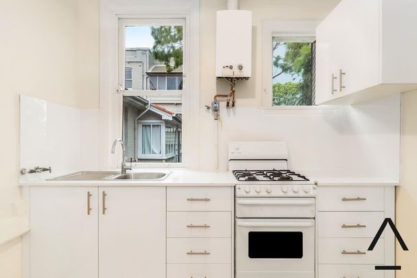 Spacious Top Floor Two Bedroom Apartment - Photo 1