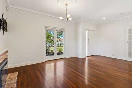 White picket charmer with modern comforts - Photo 2