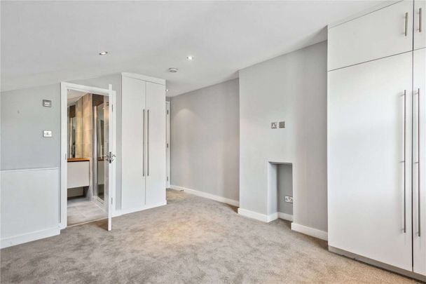 A superb three bedroom duplex flat, ideally located between the commons. - Photo 1