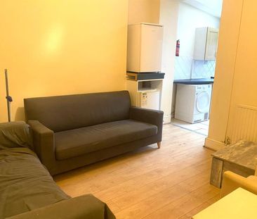 Room For Rent Queen Street, Pontypridd - Photo 1