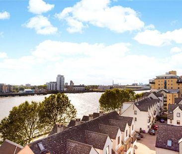 A substantial duplex penthouse which offers impressive views over the London skyline. The property is positioned in a secure gated development. - Photo 1