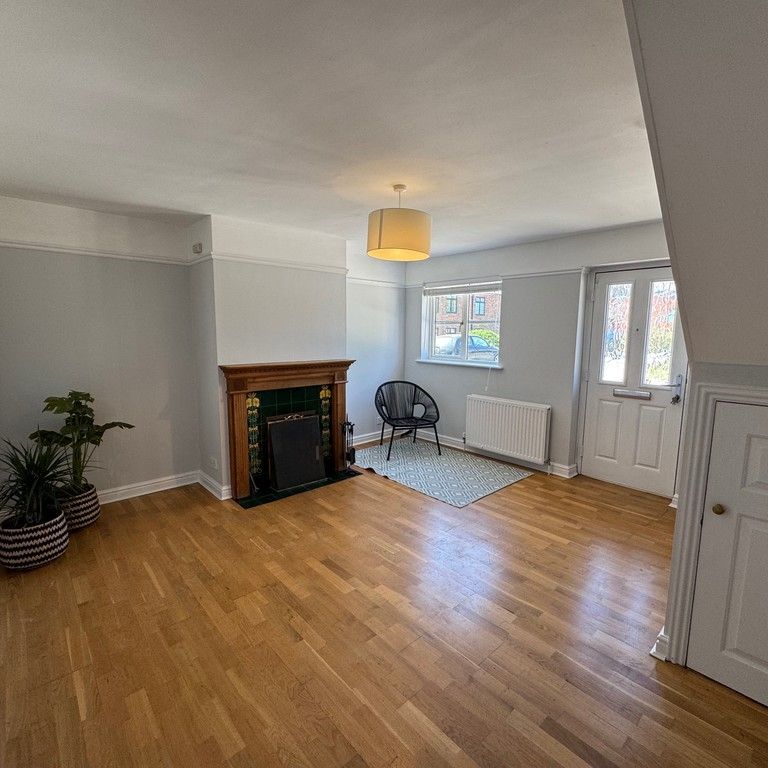 2 bed end of terrace house to rent in The Common, High Wycombe, HP14 - Photo 1
