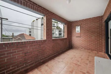 Spacious two-bedroom apartment in the heart of Dulwich Hill - Photo 4