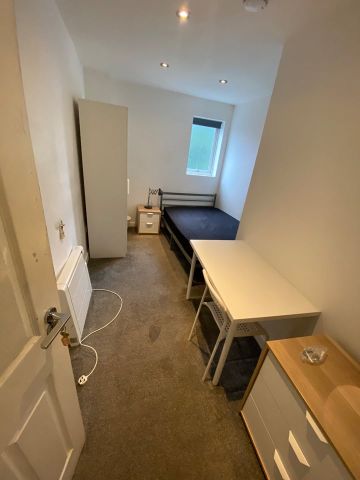 5 Bed Terraced House, Strawberry Road, M6 - Photo 4