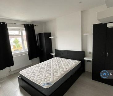 1 bedroom in a house share to rent - Photo 2