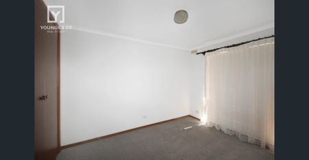 SPACIOUS TWO BEDROOM TOWNHOUSE - Photo 2