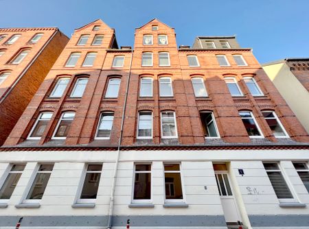 Helle & moderne 2-Zimmer-Altbauwohnung mit Einbauküche in zentraler Lage - Foto 4