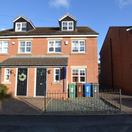 4 Bedroom Semi-Detached House - Photo 1