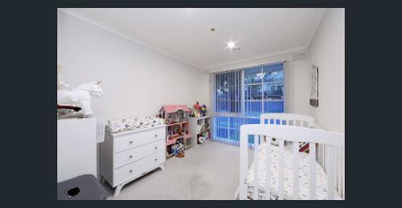 Neat 3 Bedroom Home with Spacious Living and Backyard incl. garden maintenance - Photo 5