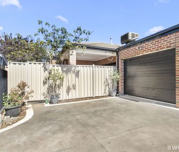 Modern spacious three bedroom, two bathroom residence in quiet loca... - Photo 1