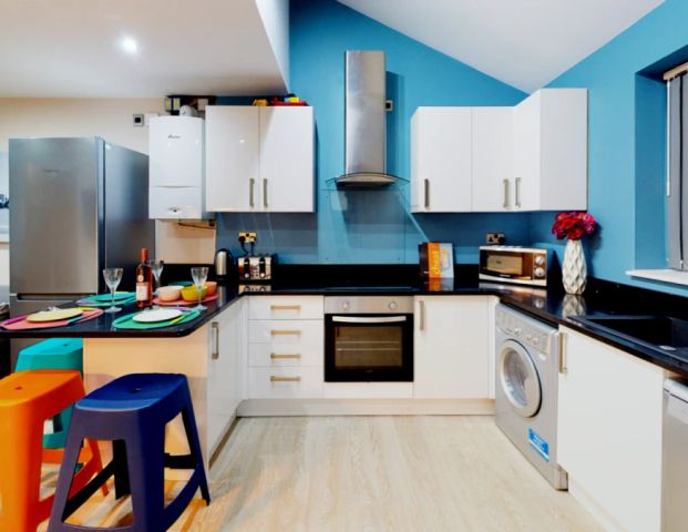5 Bedroom, 1 Bathroom - Photo 1