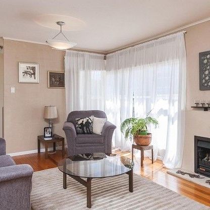 Large, sunny family home, fully fenced backyard - Photo 1